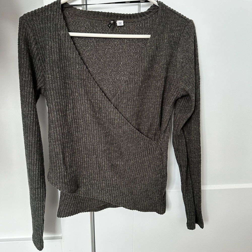 Women’s low cut long sleeve - size medium